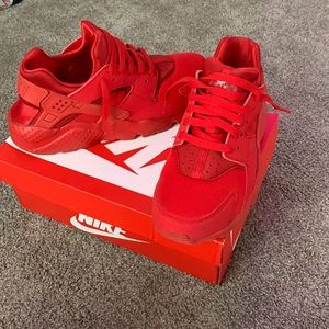 Red Nike Haurache 7Y